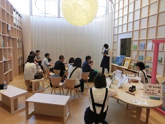 絵本読み聞かせ