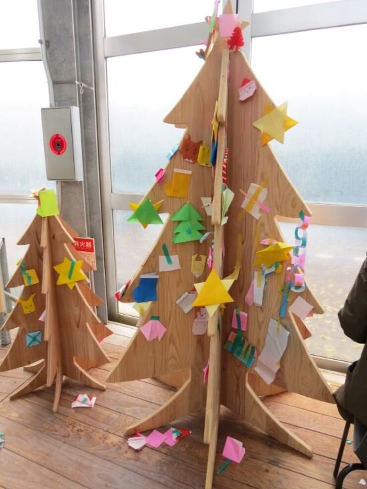 氷見の木のクリスマスツリーに飾り付けをしよう