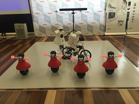 実演!なぜ倒れない? バランス上手なロ ボットたち