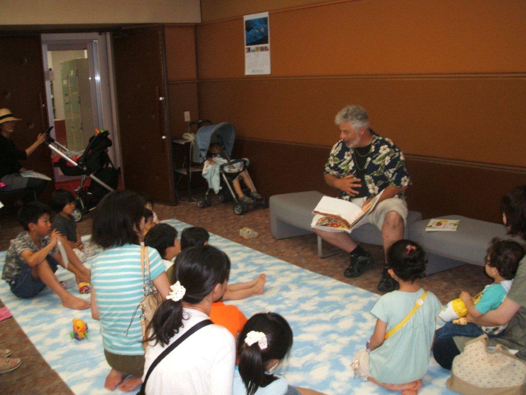外国語の絵本よみきかせ　親子の会