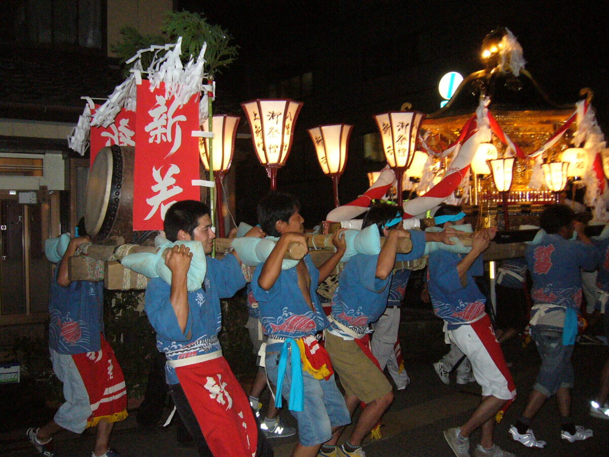 魚津八幡宮献灯神輿祭り