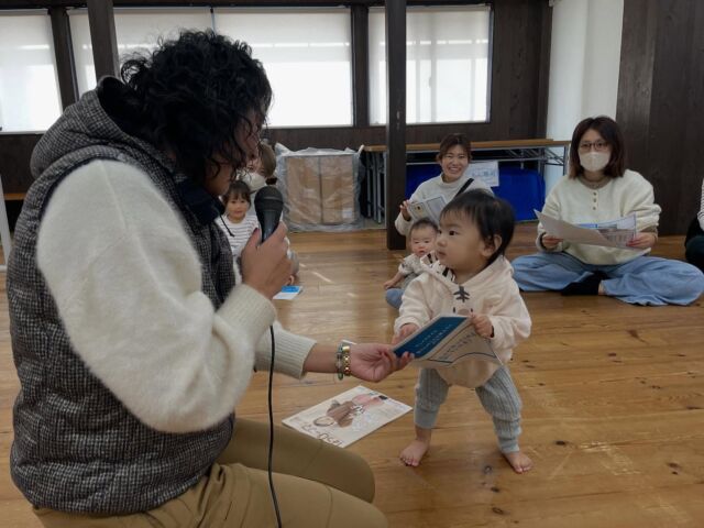 富山市のかがやきっずさんで、昨年に引き続き防災士のスタッフが防災講座をさせていただきまさした。
おチビちゃんたちも興味深々です。
液体ミルクを紙コップで飲んでみたり、ハザードマップを確認したりしました。

はっぴーママでは、ママ向け、支援者向け、小学生向けなどの防災講座をしています。