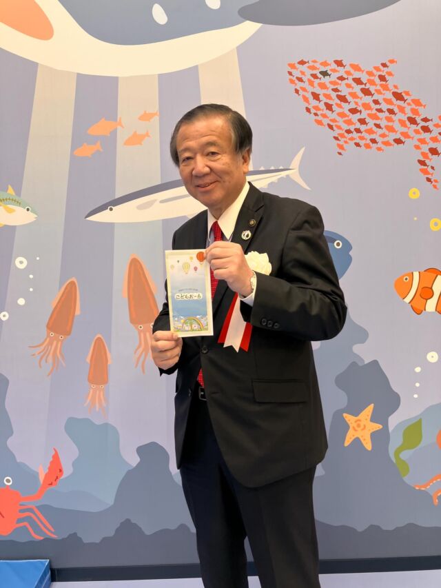 砺波イオンにできたこどもおーるのオープニングへ。
赤ちゃんから18歳までのお子さんが利用できること、土日も利用できること、駐車場が豊富で便利です。

富山のような天候だと室内遊び場はとてもたすかります。