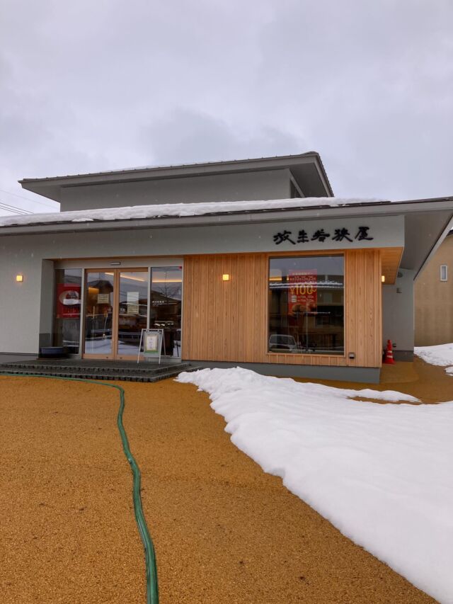 はるまつりに出展いただく放生若狭やさんへ。
かりんとう饅頭はかりかりでおいしく、いちご🍓大福もこの時期ならではです。